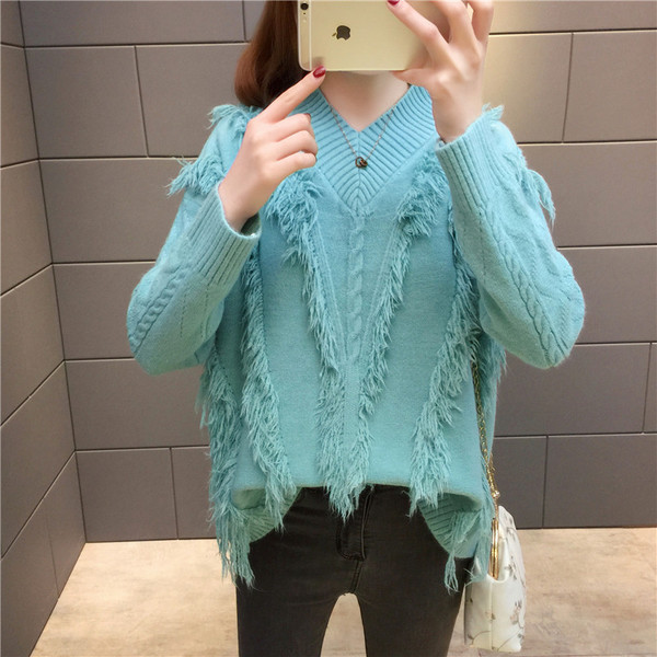 Μοντέρνο γυναικείο πουλόβερ με ντεκολτέ  με κρόσσια 