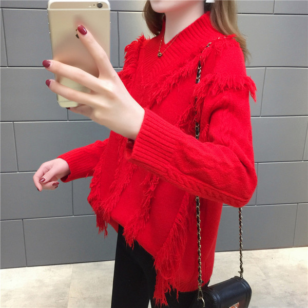 Μοντέρνο γυναικείο πουλόβερ με ντεκολτέ  με κρόσσια 