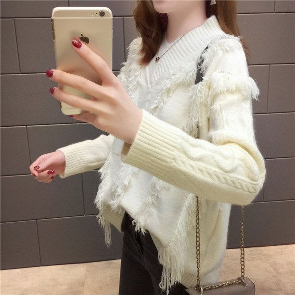 Μοντέρνο γυναικείο πουλόβερ με ντεκολτέ  με κρόσσια 