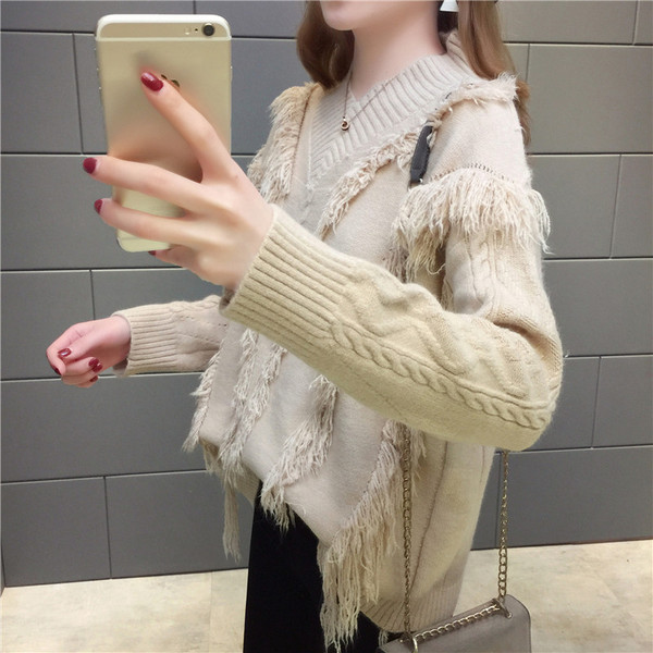 Μοντέρνο γυναικείο πουλόβερ με ντεκολτέ  με κρόσσια 