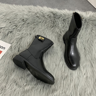 Casual γυναικείες μπότες με μεταλλικό στοιχείο