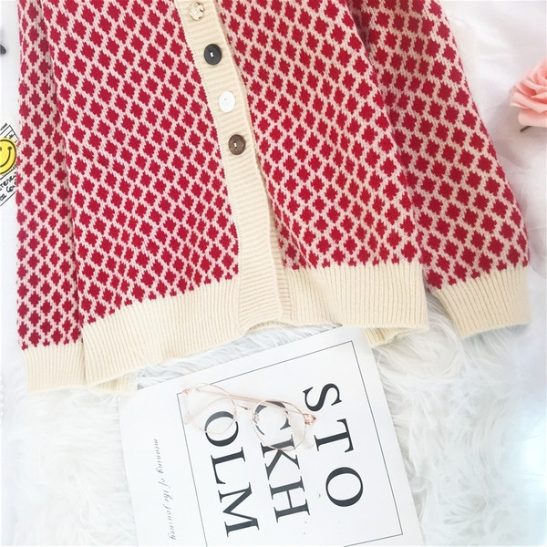 Kootud naiste kardigan värviliste nööpide ja ümara kaelusega