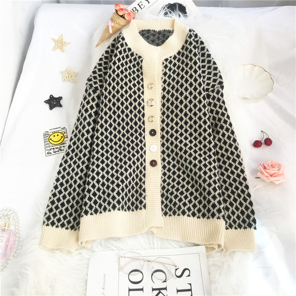 Kootud naiste kardigan värviliste nööpide ja ümara kaelusega