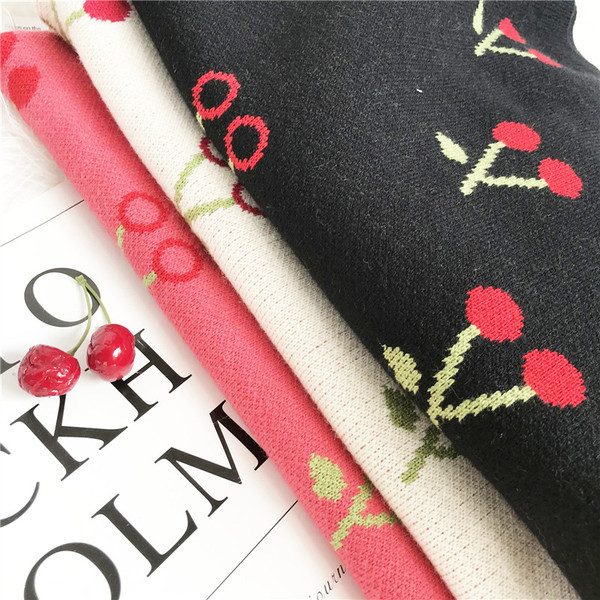 Moodne naiste kampsun ovaalse dekoltee ja kirsitikandiga