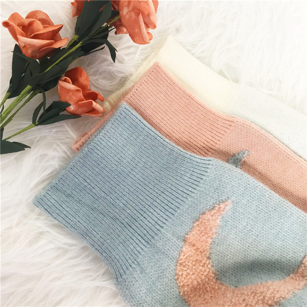 Μοντέρνο γυναικείο πούλόβερ με μακριά μανίκια και στρογγυλή λαιμόκοψη