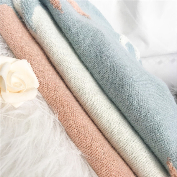 Μοντέρνο γυναικείο πούλόβερ με μακριά μανίκια και στρογγυλή λαιμόκοψη