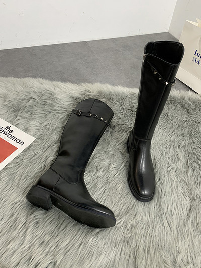 Γυναικείες μπότες από οικολογικό δέρμα με μεταλλικά τρούξ - μαύρο χρώμα