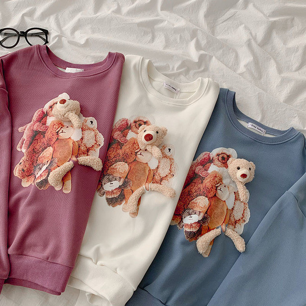 Naiste vabaaja pluus ümara kaelusega ja aplikatsiooniga