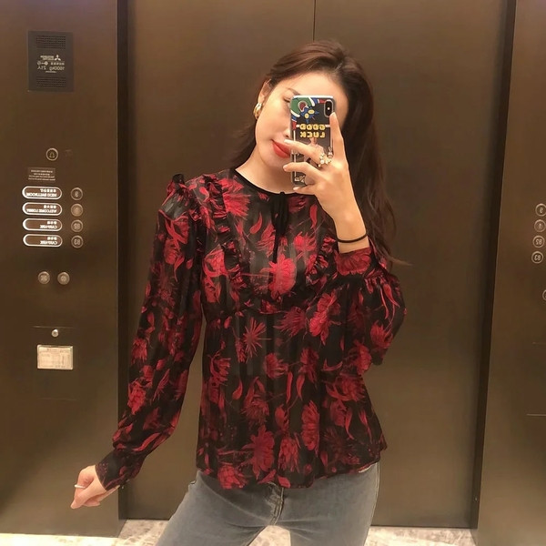 Naiste moodne musta ja lillelise mustriga särk