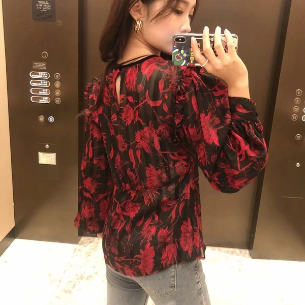 Naiste moodne musta ja lillelise mustriga särk