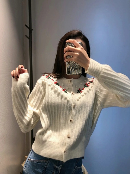 Naiste nööpide ja ümara kaelusega kardigan