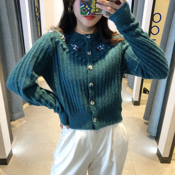 Naiste nööpide ja ümara kaelusega kardigan