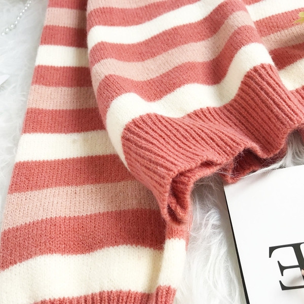 Moodne naiste triibuline ovaalse kaelusega kampsun