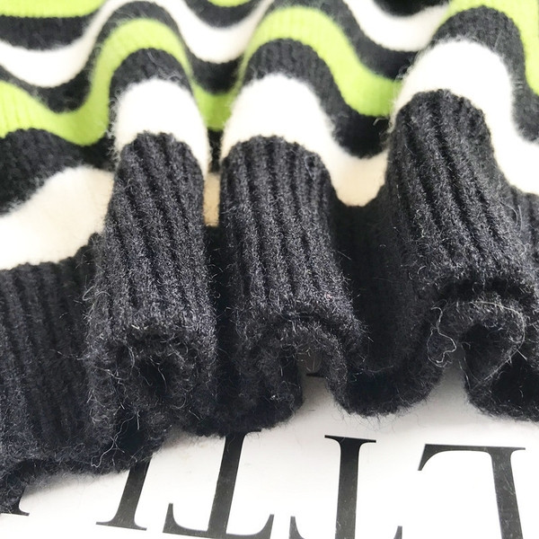 Moodne naiste triibuline ovaalse kaelusega kampsun