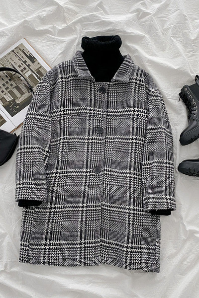 Moodne keskmise pikkusega naiste ruuduline mantel