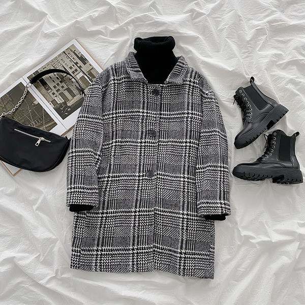 Moodne keskmise pikkusega naiste ruuduline mantel