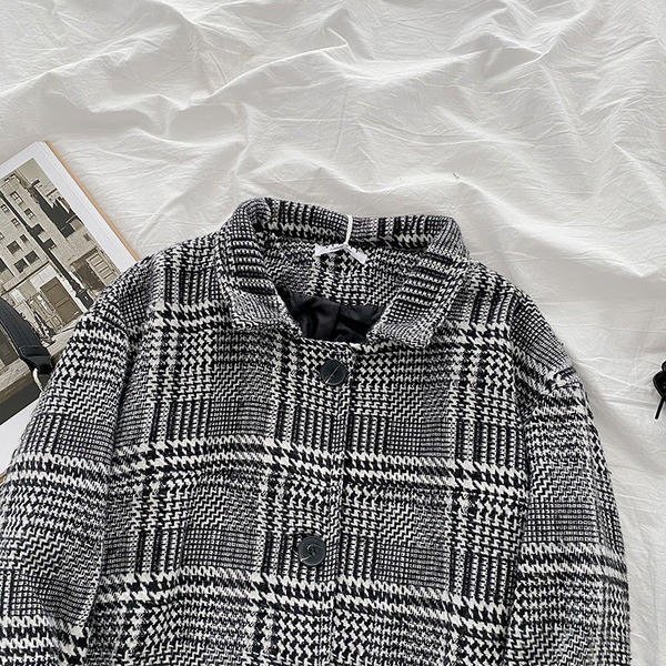 Moodne keskmise pikkusega naiste ruuduline mantel