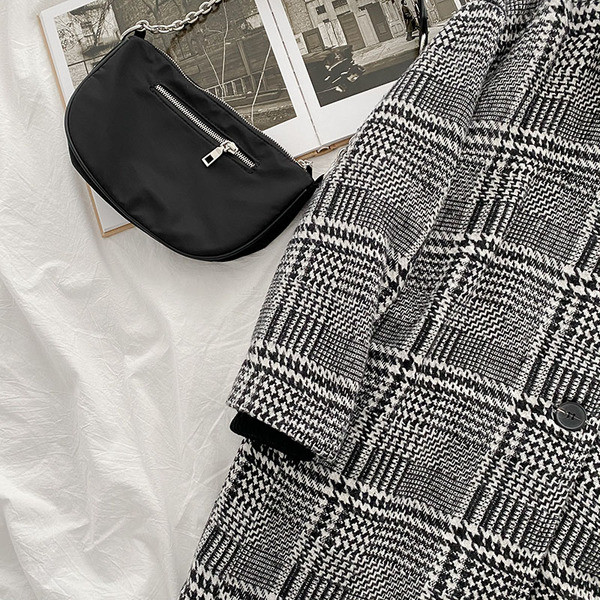 Moodne keskmise pikkusega naiste ruuduline mantel