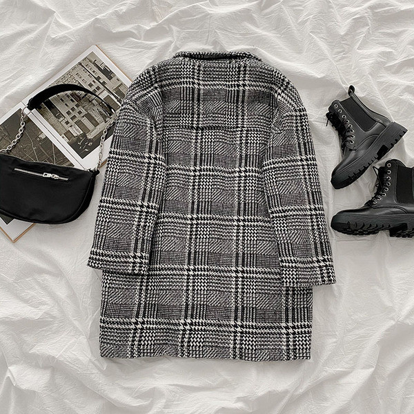 Moodne keskmise pikkusega naiste ruuduline mantel