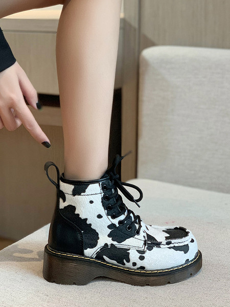 Kareda tallaga naiste vabaaja saapad must-valged