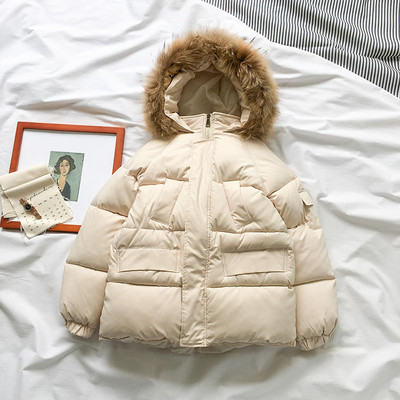 Naiste vabaaja sule ja lukuga talvejope