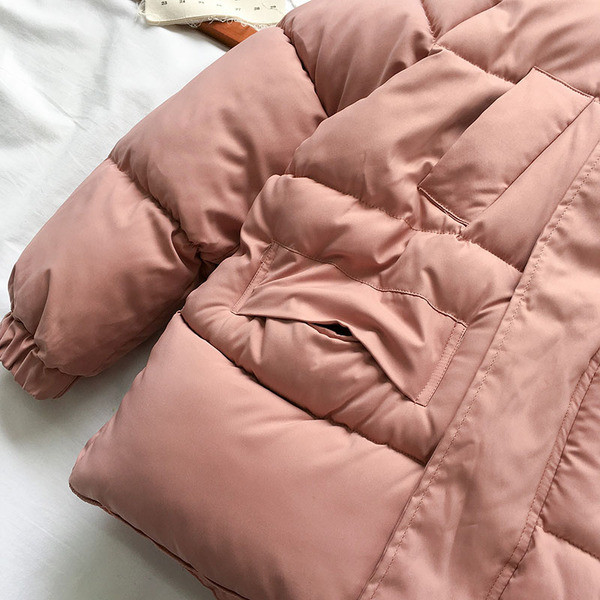 Naiste vabaaja sule ja lukuga talvejope