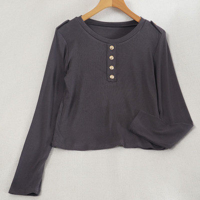 Naiste vabaaja nööpide ja ümara kaelusega pluus