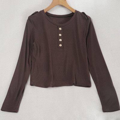 Naiste vabaaja nööpide ja ümara kaelusega pluus