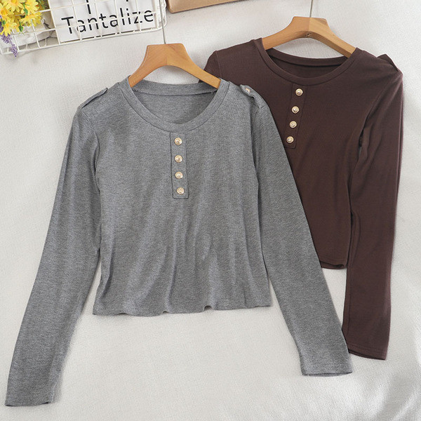 Naiste vabaaja nööpide ja ümara kaelusega pluus