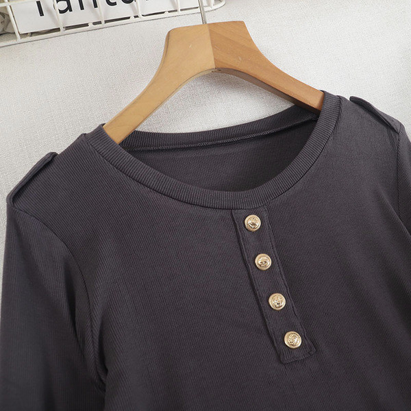 Naiste vabaaja nööpide ja ümara kaelusega pluus