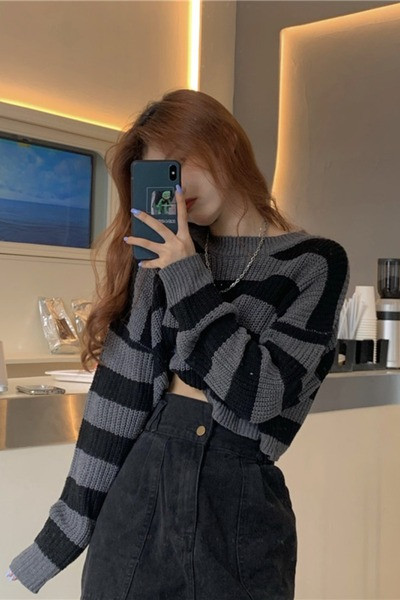 Γυναικείο κοντό ριγέ πουλόβερ με οβάλ λαιμόκοψη