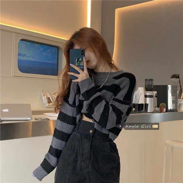 Γυναικείο κοντό ριγέ πουλόβερ με οβάλ λαιμόκοψη