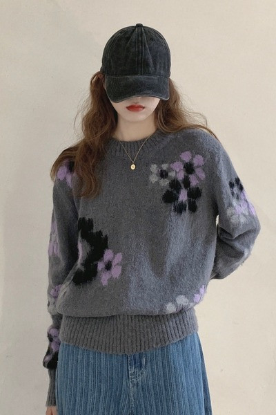 Moodne naiste kampsun ovaalse dekoltee ja lillemustriga