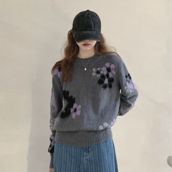 Moodne naiste kampsun ovaalse dekoltee ja lillemustriga