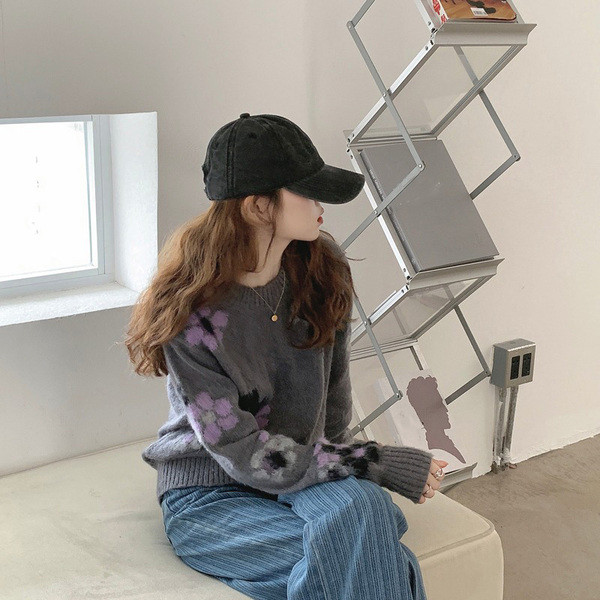 Moodne naiste kampsun ovaalse dekoltee ja lillemustriga