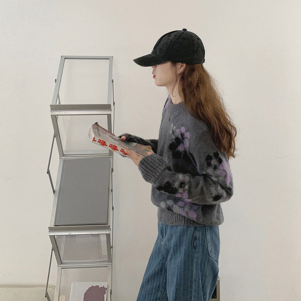 Moodne naiste kampsun ovaalse dekoltee ja lillemustriga