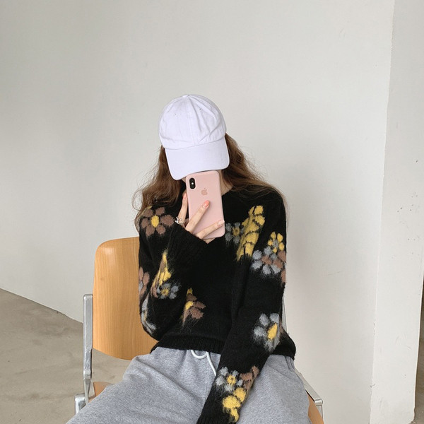 Moodne naiste kampsun ovaalse dekoltee ja lillemustriga