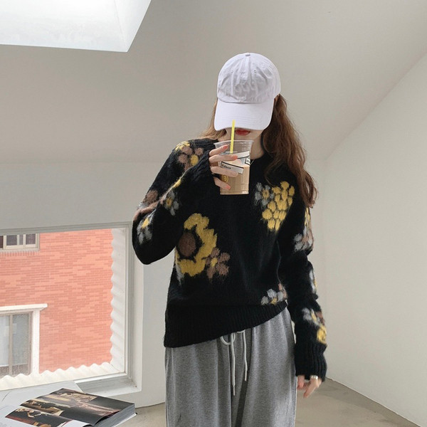 Moodne naiste kampsun ovaalse dekoltee ja lillemustriga