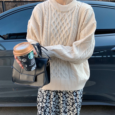 Ležeran ženski pulover širokog modela s ovalnim izrezom