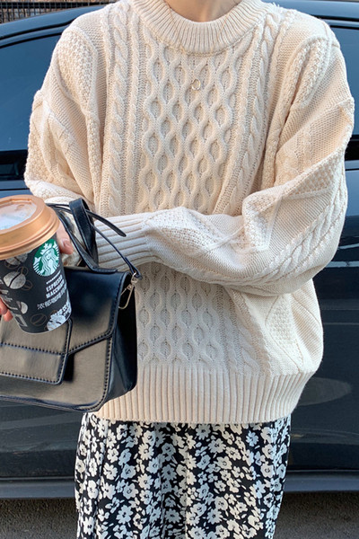 Ležeran ženski pulover širokog modela s ovalnim izrezom