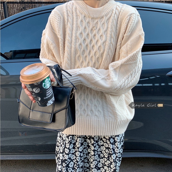 Ležeran ženski pulover širokog modela s ovalnim izrezom