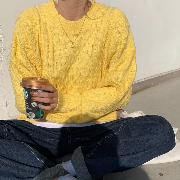 Ležeran ženski pulover širokog modela s ovalnim izrezom