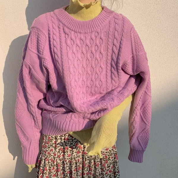 Ležeran ženski pulover širokog modela s ovalnim izrezom