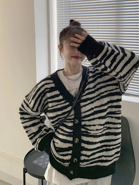 Γυναικεία μοντέρνα ζακέτα με λαιμόκοψη και εάνιμαλ πριντ