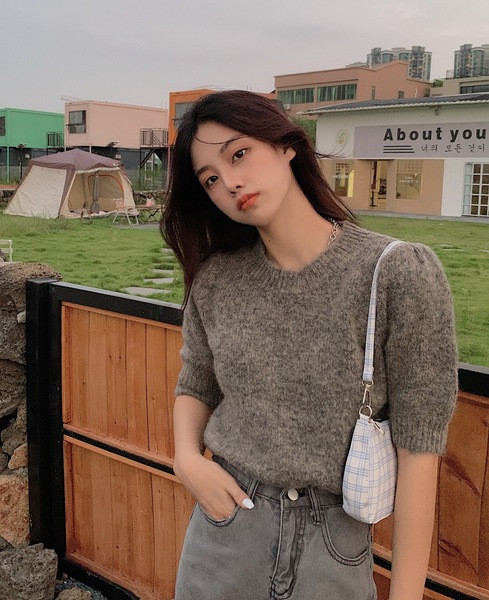 Praegune naiste kampsun ovaalse kaelusega ja 3/4 varrukatega