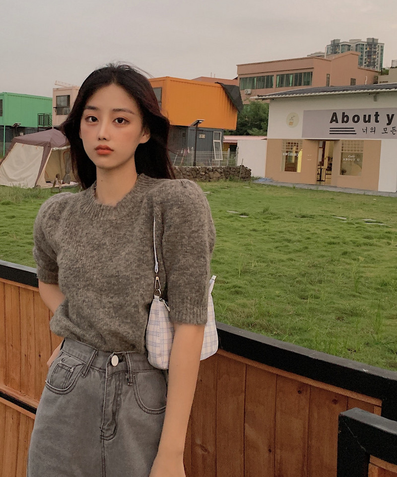 Praegune naiste kampsun ovaalse kaelusega ja 3/4 varrukatega