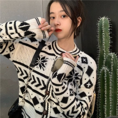 Moodne naiste lühike kardiganiga liibuv mudel ovaalse kaelusega