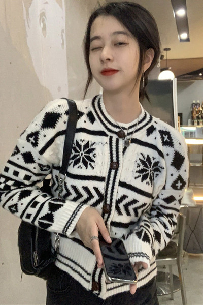 Moodne naiste lühike kardiganiga liibuv mudel ovaalse kaelusega