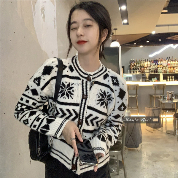 Moodne naiste lühike kardiganiga liibuv mudel ovaalse kaelusega