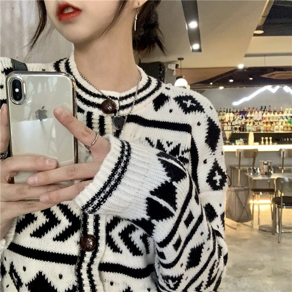 Moodne naiste lühike kardiganiga liibuv mudel ovaalse kaelusega